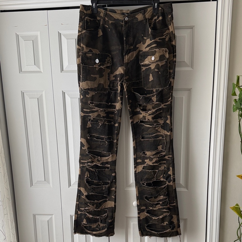 American Bazi Camouflage Distressed Wide-Leg Cargo Jeans - Brown/Black.